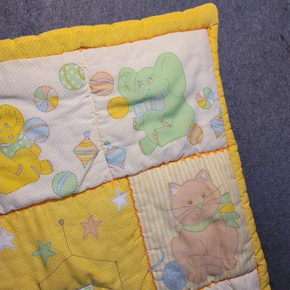 VIntage Downlon Baby Quilt Yellow New Kid In Town Crib Blanket‎
